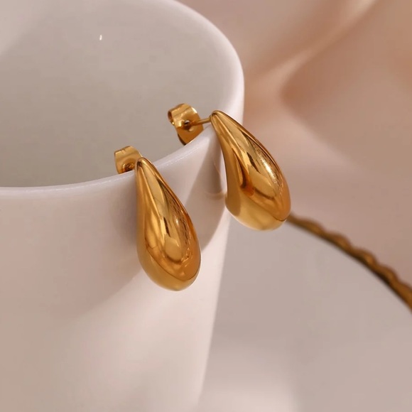 New 18K Gold Hollow Out Boat Shape Stud Earrings,wonderful Earrings,wow Earrings - Picture 5 of 7